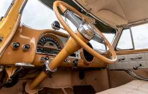 Фото салона автомобиля 1950-х годов без электроники